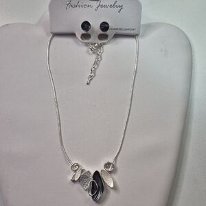 Fashion Jewelry Silver and Black Necklace and Matching Earrings (J39)